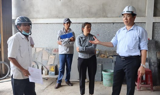 Ông Nguyễn Đăng Vinh - Chủ tịch UBND huyện Tư Nghĩa (ngoài cùng bên phải) đến gia đình các hộ dân ở xã Nghĩa Kỳ vận động bàn giao mặt bằng xây dựng cao tốc Quảng Ngãi - Hoài Nhơn. Ảnh: Lệ Hải