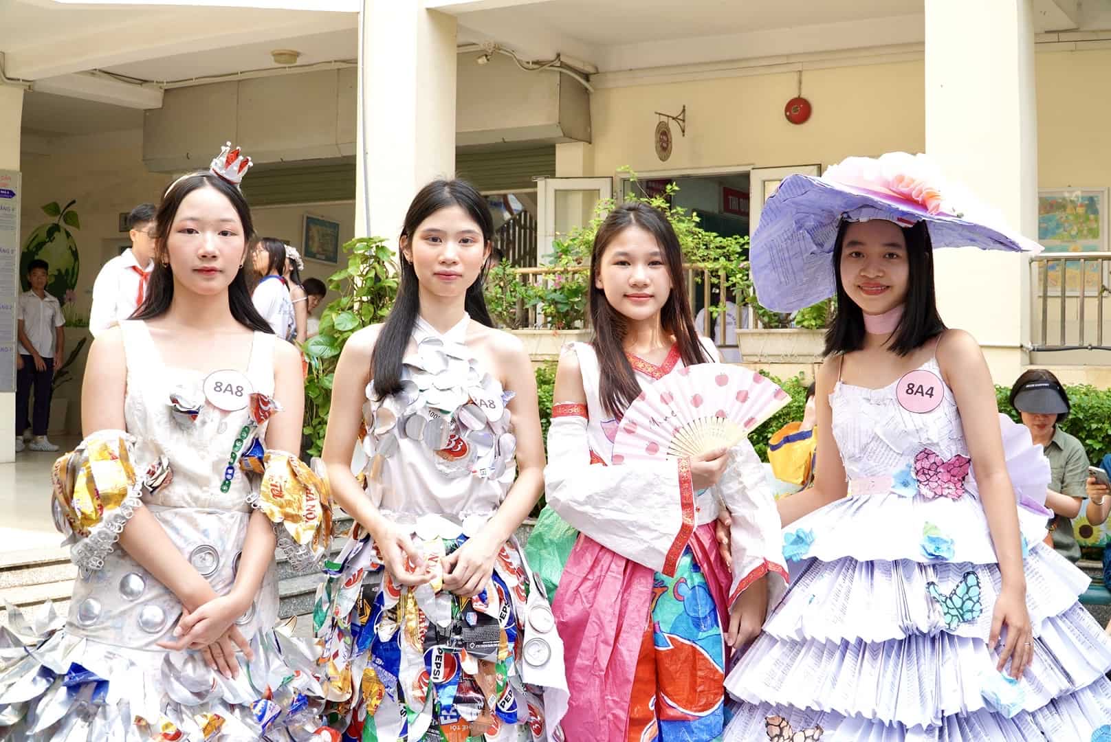 Những bộ trang phục được các em học sinh Trường THCS Dịch Vọng thiết kế sáng tạo, bắt mắt