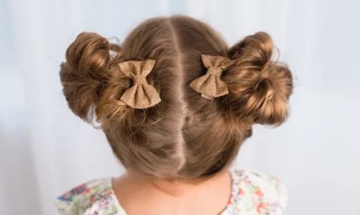Búi tóc 2 bên sẽ giúp cho các bé gái luôn được xinh xắn, thoải mái trong mùa hè này. Ảnh: Pixabay