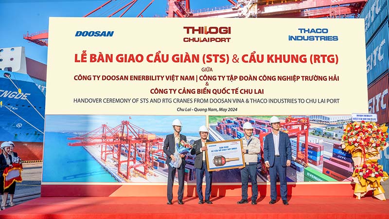 Lãnh đạo Công ty DOOSAN VINA trao biểu trưng bàn giao 2 cẩu khung STS cho Lãnh đạo THILOGI và cảng Chu Lai. Ảnh: THILOGI