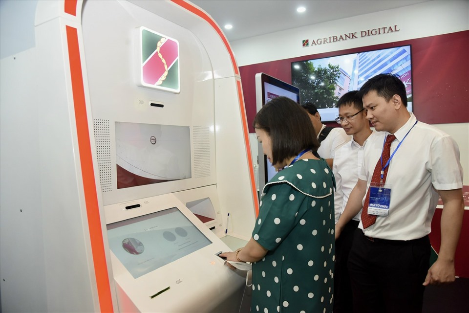 Khách hàng trải nghiệm dịch vụ Agribank Digital – 1 chạm đa tiện ích. Ảnh: L.D.O
