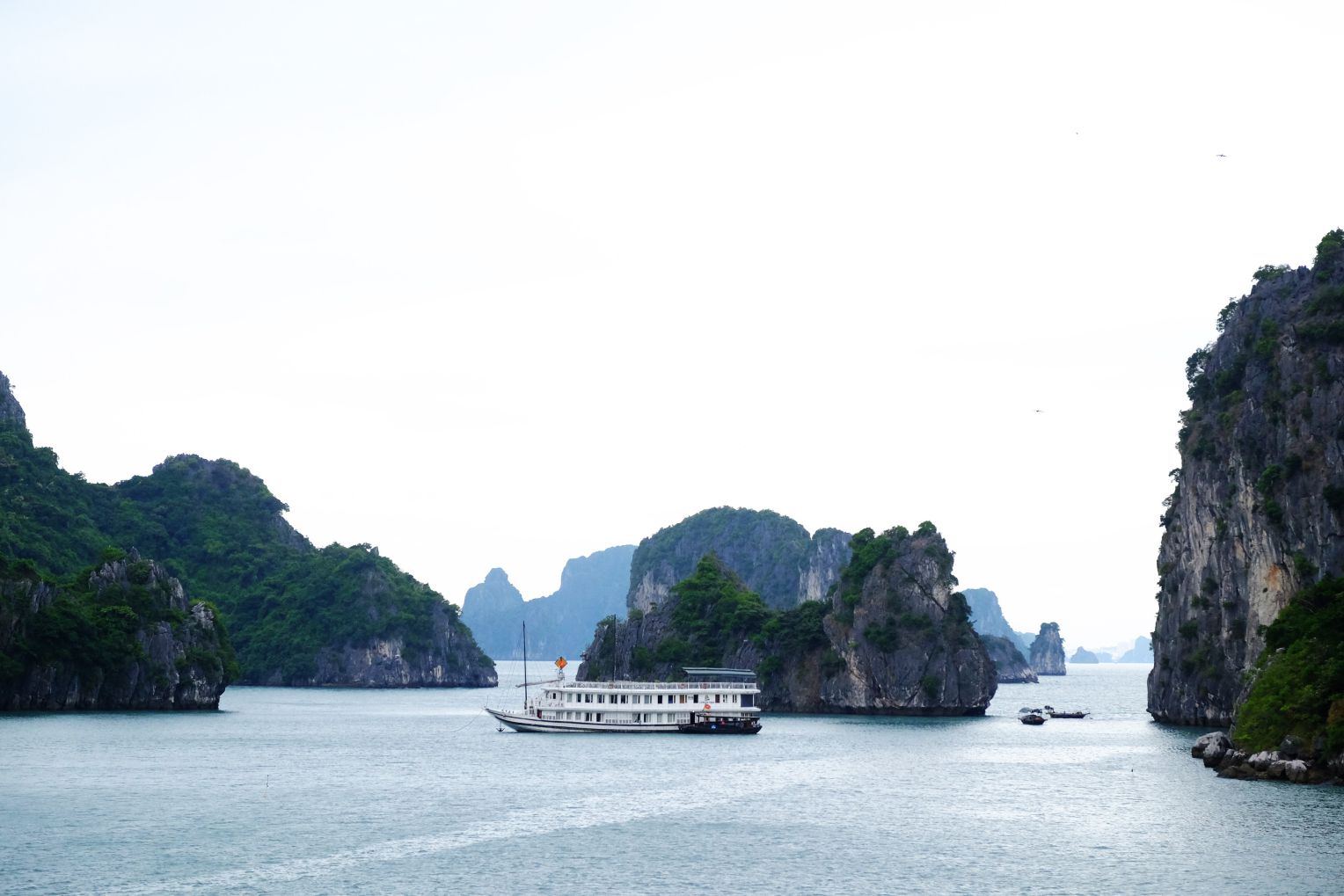 Vẻ đẹp thanh bình trên vịnh Bái Tử Long.