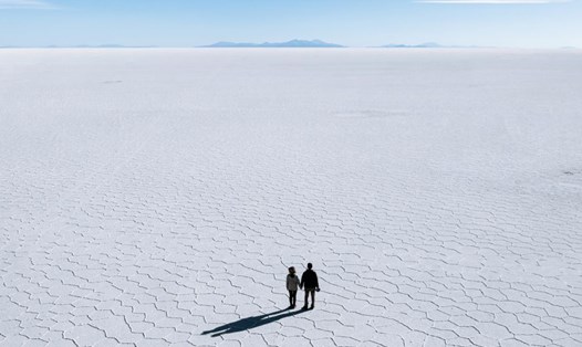 Dũng và Hatori trên cánh đồng muối Uyuni, Bolivia. Ảnh: Nhân vật cung cấp