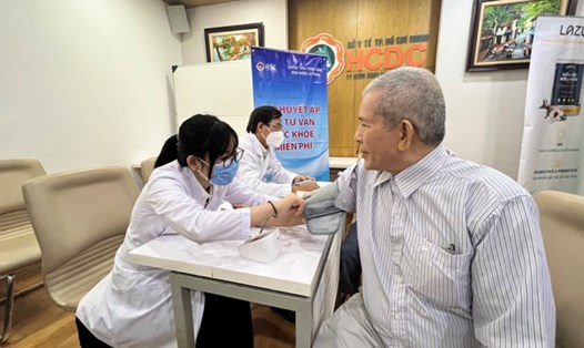 Một người bệnh đang được bác sĩ đo huyết áp. Ảnh: NGUYỄN LY 