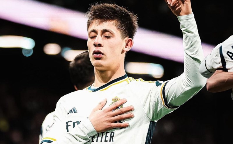 Khi trái bóng “yêu” Arda Guler