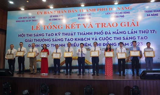 Ban tổ chức khen thưởng các tác giả đạt giải Hội thi sáng tạo kĩ thuật thành phố Đà Nẵng lần thứ 17. Ảnh: Văn Trực