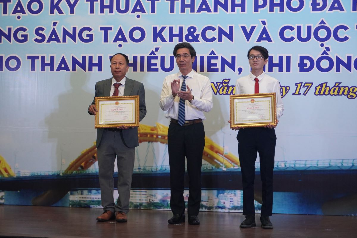Ban tổ chức khen thưởng công trình đạt giải Nhất tại Hội thi Sáng tạo kĩ thuật thành phố Đà Nẵng lần thứ 17. Ảnh: Văn Trực