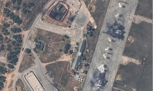 Máy bay chiến đấu và cơ sở lưu trữ nhiên liệu của Nga tại căn cứ không quân Belbek, gần Sevastopol, Crimea bị Ukraina tấn công phá hủy ngày 16.5. Ảnh: Maxar Technologies