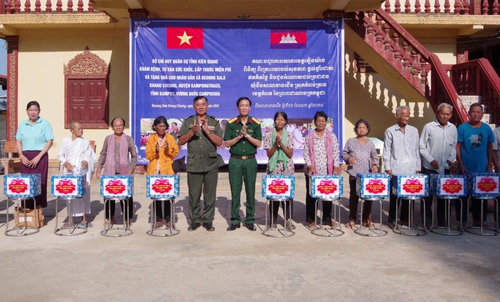 Trong đợt này đoàn công tác đã trao 60 suất quà cho người dân có hoàn cảnh khó khăn. Ảnh: Phương Vũ