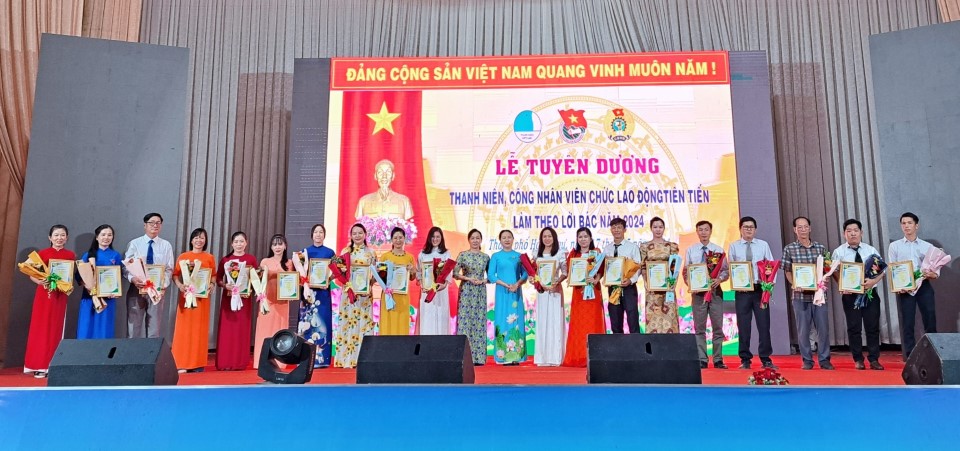 Trao biểu dương cho gương thanh niên, công nhân viên chức tiêu biểu TP Hồng Ngự trong học tập và làm theo tư tưởng, đạo đức và phong cách Hồ Chí Minh. Ảnh: Mỹ Hòa