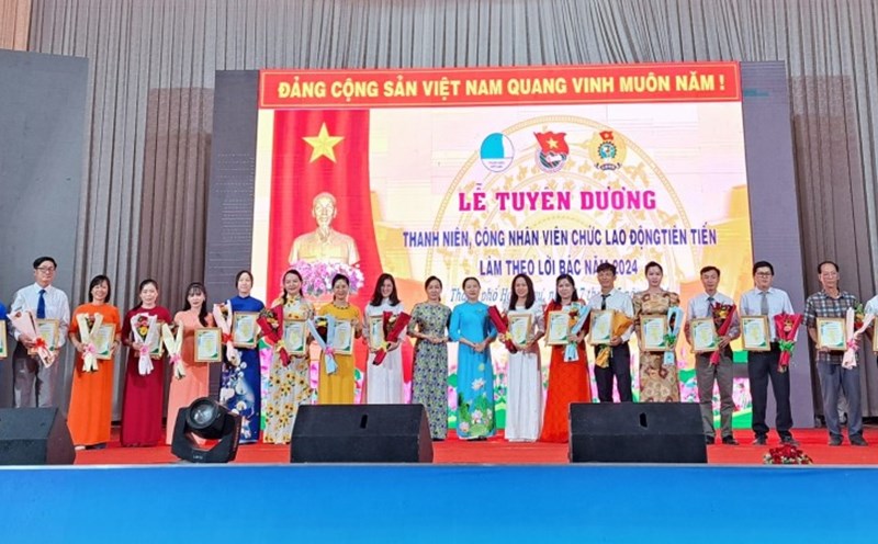 Trao biểu dương cho gương thanh niên, công nhân viên chức tiêu biểu TP Hồng Ngự trong học tập và làm theo tư tưởng, đạo đức và phong cách Hồ Chí Minh. Ảnh: Mỹ Hòa