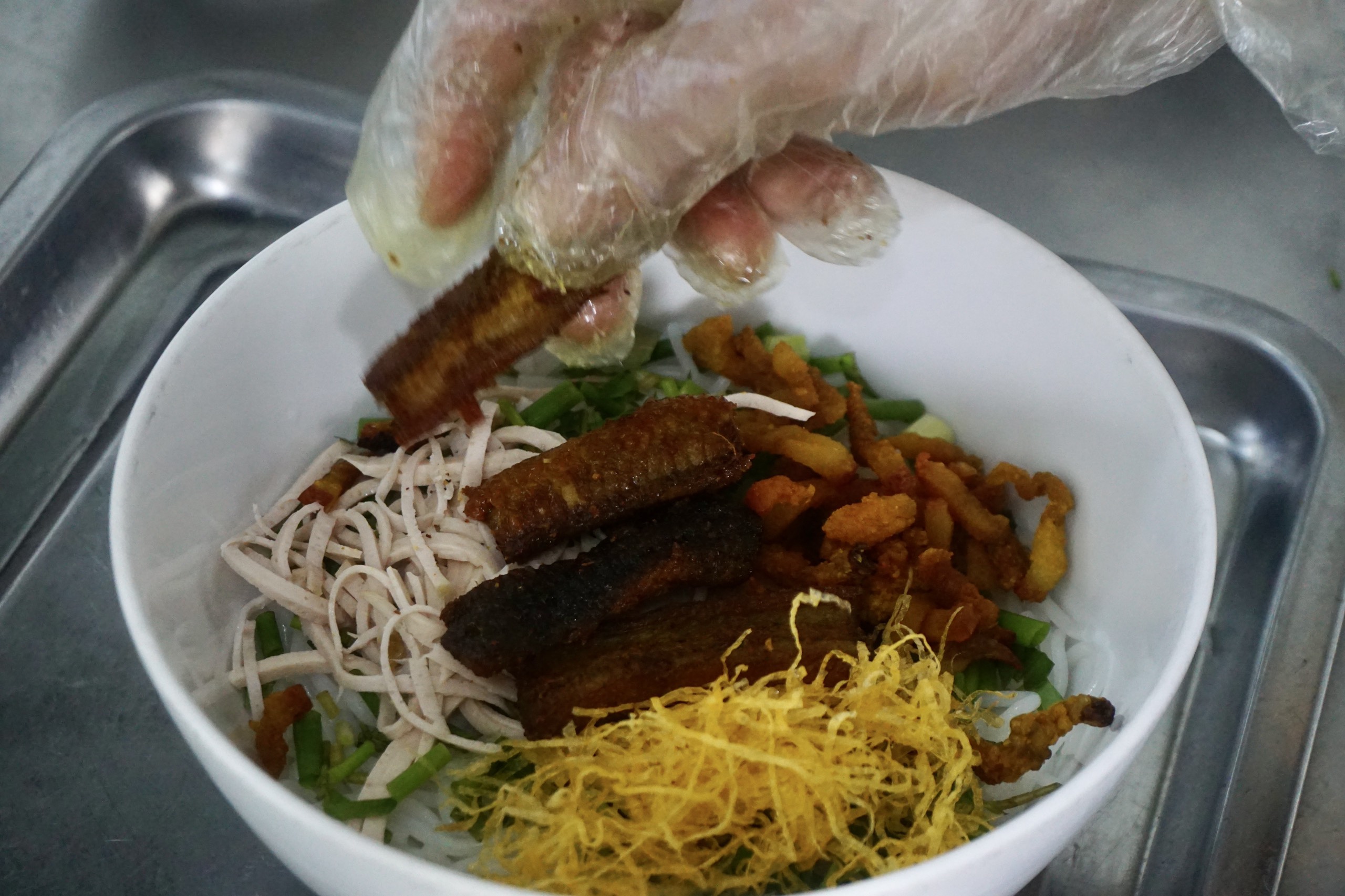 Ngoài ra, bún thang lươn được ăn kèm với thịt ba chỉ chiên, giò lụa và trứng thái sợi. Ảnh: Nhật Minh