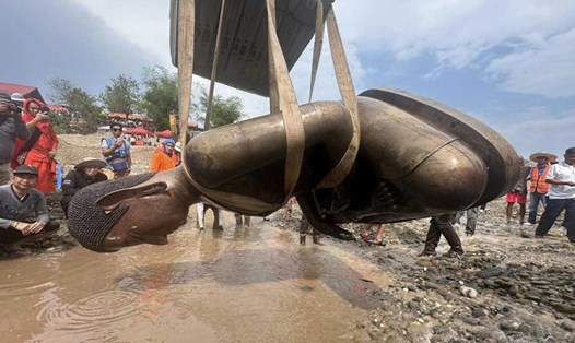 Lào khai quật tượng Phật dưới lòng sông Mekong. Ảnh: Matichon