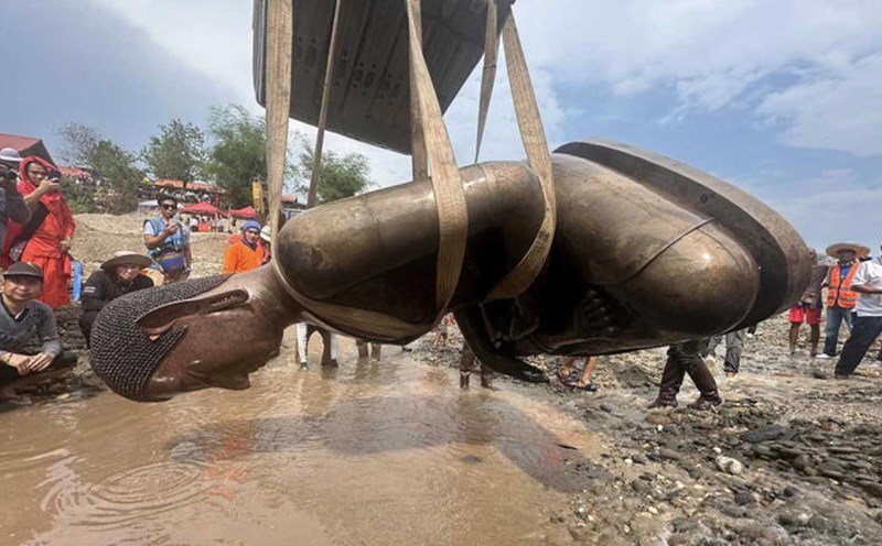 Lào khai quật tượng Phật dưới lòng sông Mekong. Ảnh: Matichon