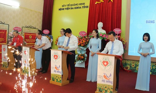 Ông Cao Tường Huy (đứng ngoài cùng bên phải) - Phó Bí thư Tỉnh ủy, Chủ tịch UBND tỉnh Quảng Ninh - cùng nhiều đại biểu đã đăng ký hiến mô, bộ phận cơ thể vì mục đích cứu chữa người bệnh và phục vụ y học. Ảnh: Nguyễn Trang