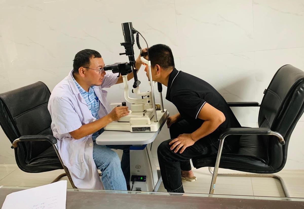 Công nhân lao động Công ty TNHH công nghệ Gốm sứ OHIO tham gia khám bệnh. Ảnh: Bá Mạnh