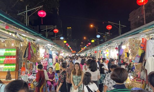 Phố đi bộ ở Nha Trang được tổ chức trên đường Trần Phú. Ảnh: Hữu Long