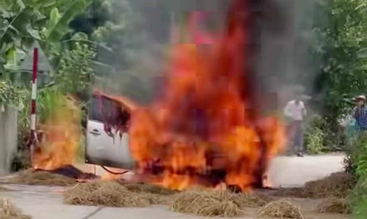 Chiếc xe ôtô con bốc cháy ngùn ngụt tại xã Tân Dân. Ảnh cắt từ clip.