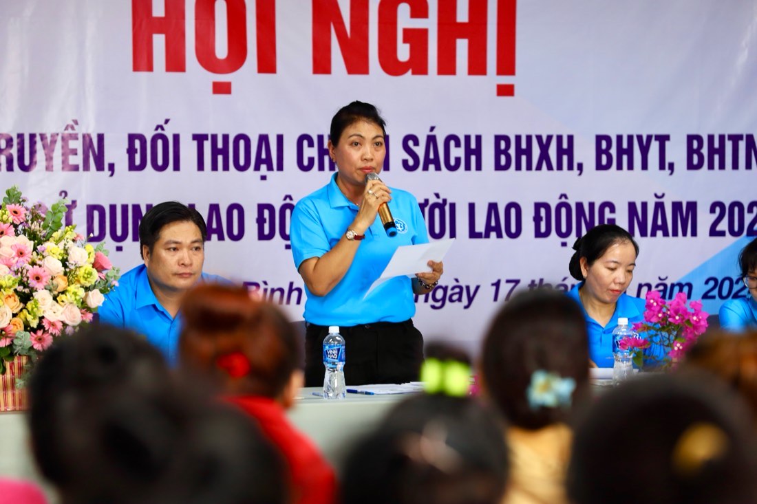 Bà Lê Thị Hồng Vân - Phó Giám đốc BHXH tỉnh Bình Thuận trả lời một số vấn đề công nhân đặt ra. Ảnh: Duy Tuấn 