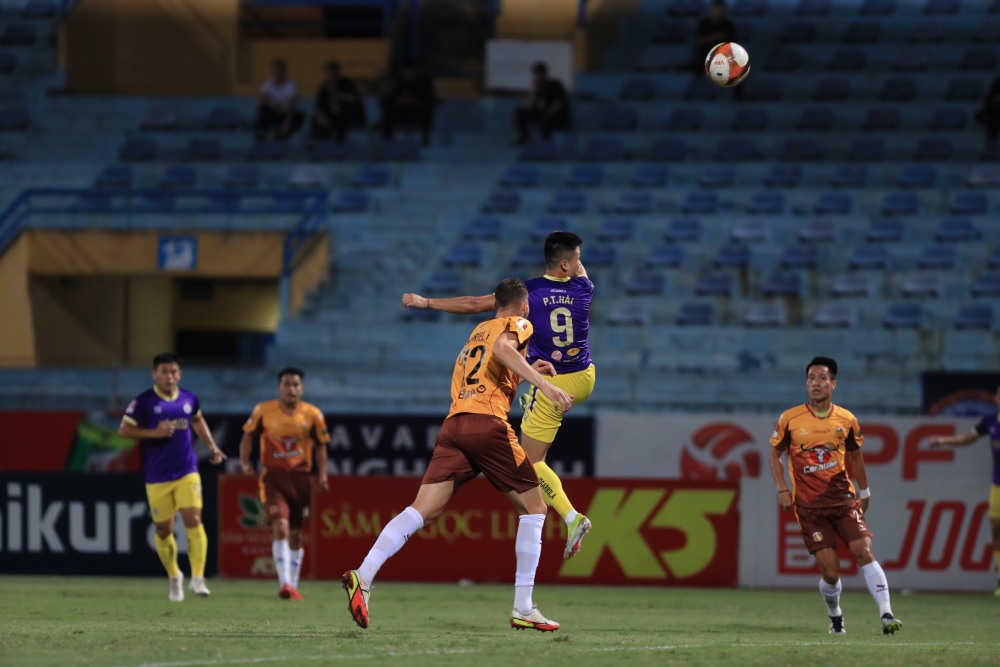 Tuấn Hải mở tỉ số đưa Hà Nội FC vượt lên dẫn trước. Ảnh: Minh Dân
