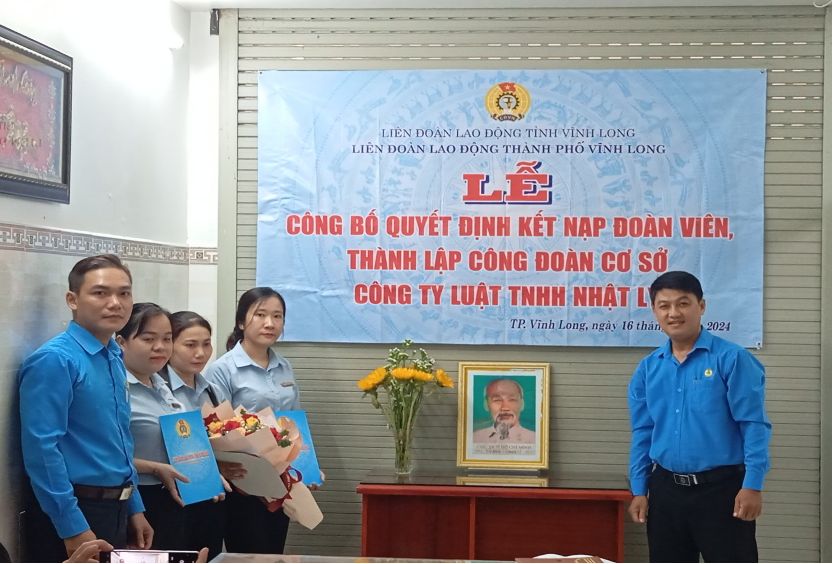 Đồng chí Lê Minh Hoàng – Chủ tịch LĐLĐ TPVL trao quyết định (người đứng bên phải). Ảnh: LĐLĐ TP Vĩnh Long