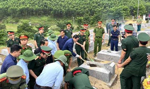 An táng 11 hài cốt liệt sĩ tại Nghĩa trang liệt sĩ Quốc gia Nầm (Hà Tĩnh). Ảnh: Khả Sơn.