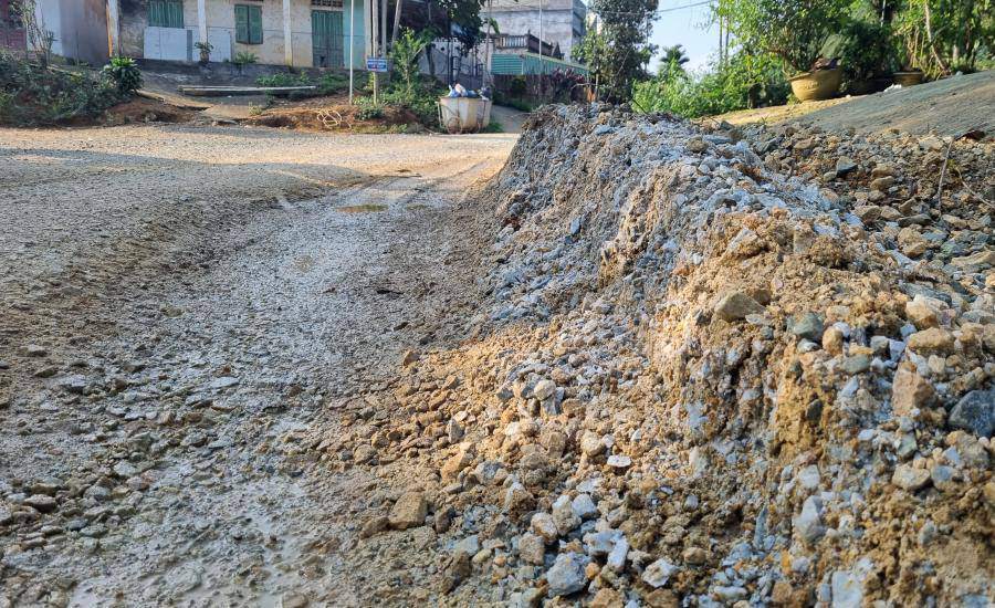 Con đường xe tải nặng chạy qua bị cày xới nham nhở. 
Ảnh: Lam Thanh