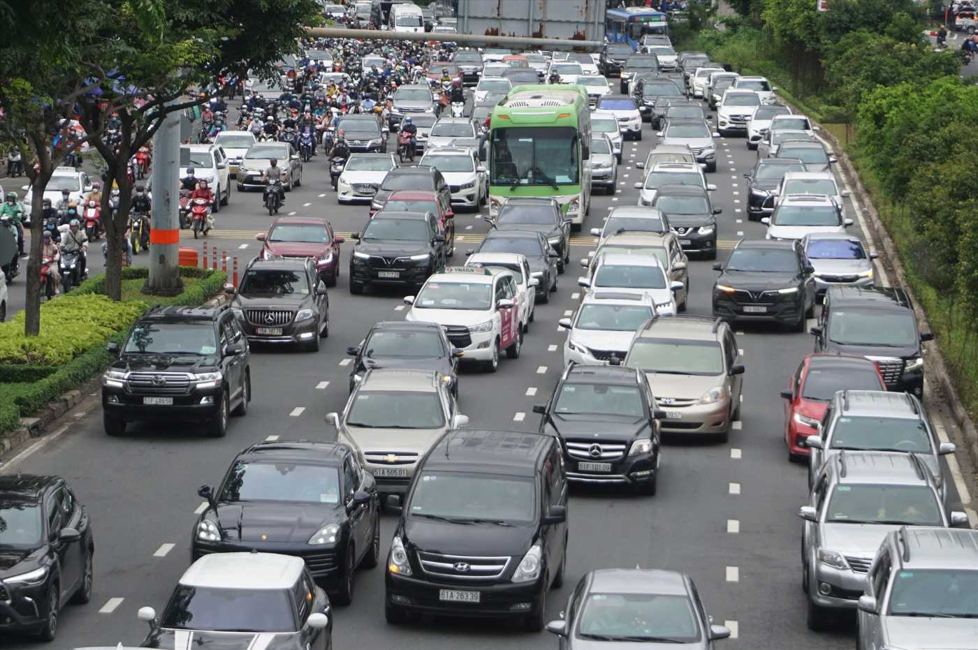 TPHCM sẽ triển khai nhiều giải pháp hạn chế xe cá nhân vào nội đô.  Ảnh: Minh Quân
