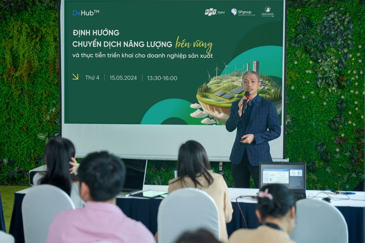 Ông Lê Vũ Minh- Giám đốc Tư vấn FPT Digital đưa ra khuyến nghị với các doanh nghiệp sản xuất cần tích hợp chuyển đổi năng lượng cùng chuyển đổi số. Ảnh: FPT Digital