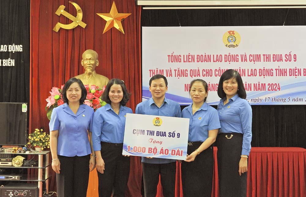 Cụm thi đua số 9 tặng 1.000 bộ áo dài cho LĐLĐ tỉnh Điện Biên. Ảnh: Thanh Bình