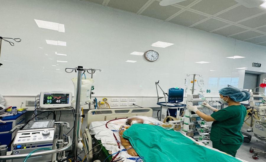 Bệnh nhân mắc cúm B nặng phải can thiệp ECMO tại Bệnh viện Bệnh nhiệt đới Trung ương. Ảnh: Thanh Đặng