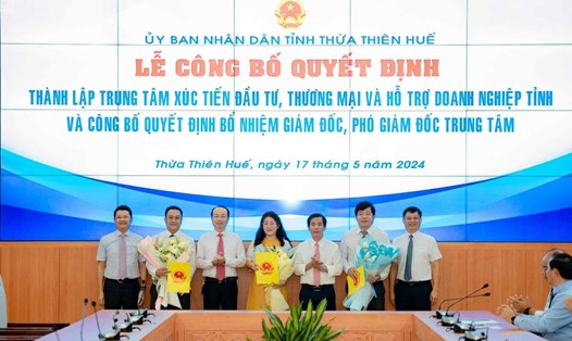 Lãnh đạo UBND tỉnh Thừa Thiên Huế tặng hoa chúc mừng Ban Giám đốc Trung tâm Xúc tiến Đầu tư, Thương mại và Hỗ trợ doanh nghiệp tỉnh. Ảnh: Ngọc Hiếu.