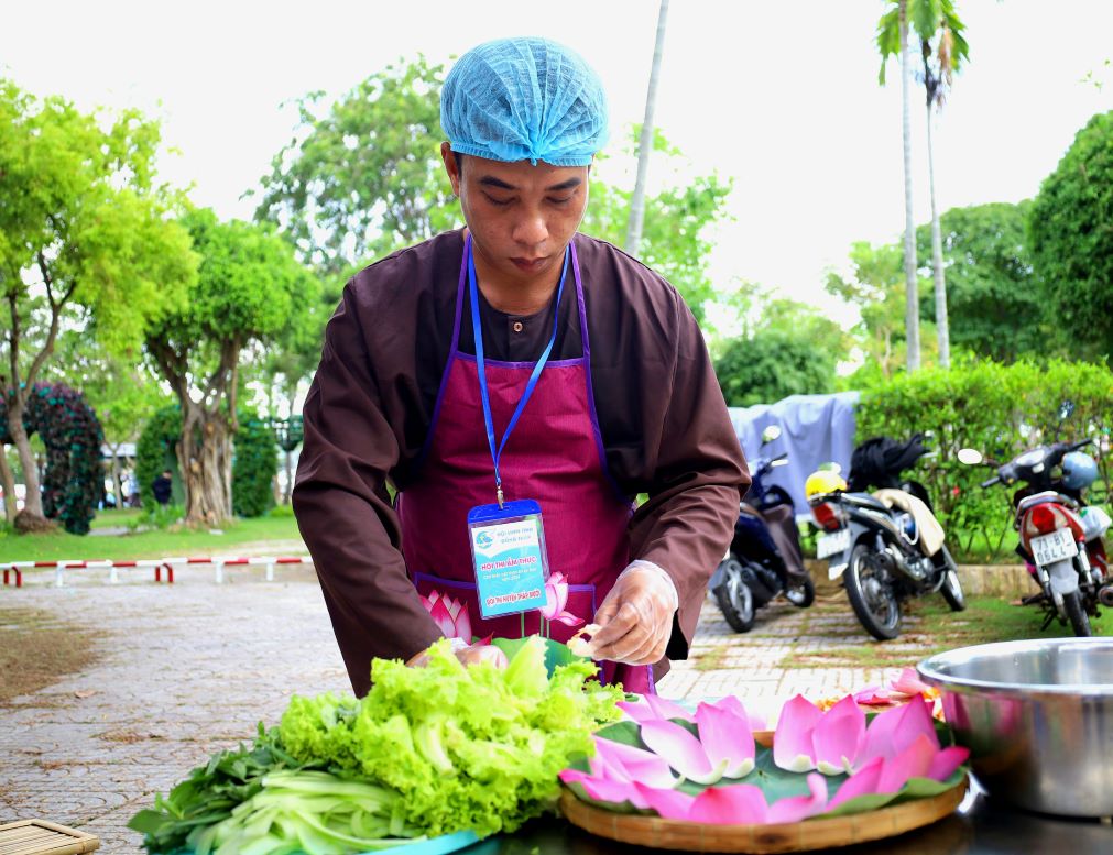 Cẩn trọn trang trí từng cánh sen làm nền cho món ngon từ sen. Ảnh: Ban tổ chức Lễ hội