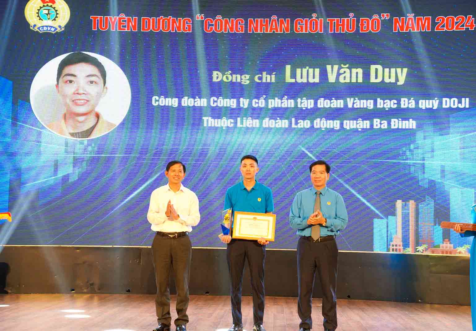 Lãnh đạo Tổng Liên đoàn Lao động Việt Nam và Liên đoàn Lao động TP Hà Nội tặng bằng khen và cúp kỷ niệm cho công nhân giỏi Thủ đô năm 2024. Ảnh: Duy Chương. 