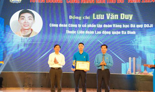 Lãnh đạo Tổng Liên đoàn Lao động Việt Nam và Liên đoàn Lao động TP Hà Nội tặng bằng khen và cúp kỷ niệm cho công nhân giỏi Thủ đô năm 2024. Ảnh: Duy Chương.
