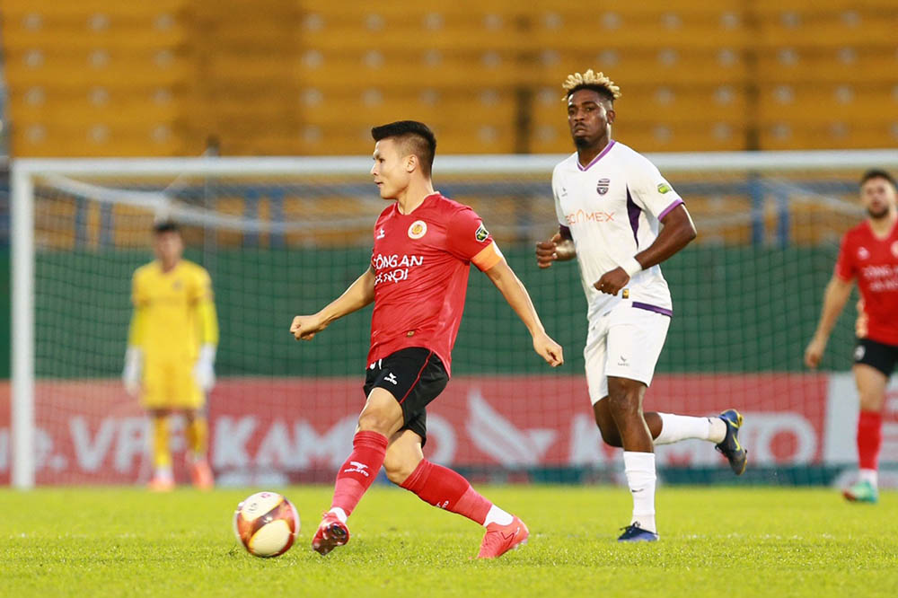 Sau bàn rút ngắn cách biệt, Công an Hà Nội nỗ lực áp sát khung thành của thủ môn Minh Toàn để ghi thêm bàn thắng.