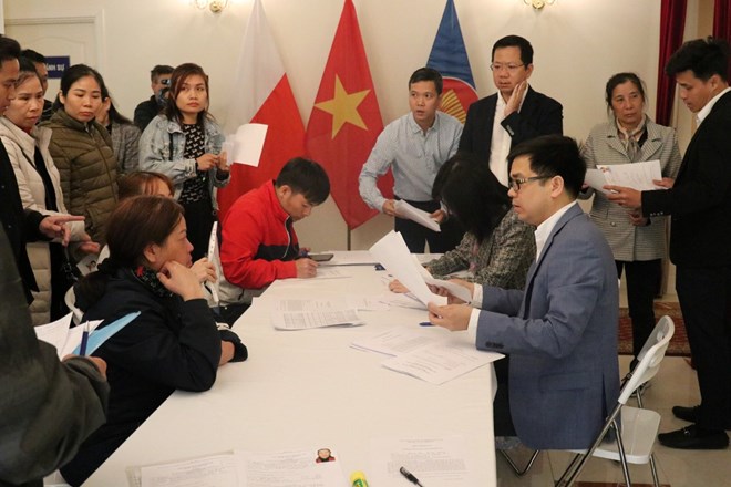Cấp miễn phí giấy tờ, quyên góp hỗ trợ tiểu thương người Việt ở Ba Lan
