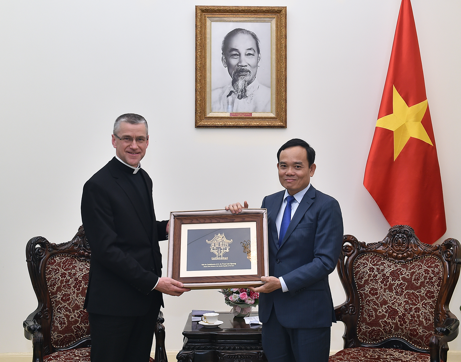 Phó Thủ tướng Chính phủ Trần Lưu Quang tiếp Thứ trưởng Ngoại giao Tòa thánh Vatican, Đức ông Miroslaw Wachowski. Ảnh: Hải Minh 