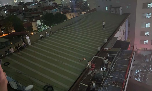 Một số người trèo lên mái nhà chờ giải cứu. Ảnh: OFFB