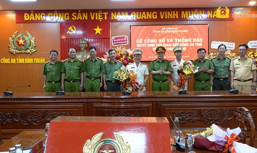Hai thượng tá nhận quyết định bổ nhiệm, điều động từ lãnh đạo Công an tỉnh Bình Thuận. Ảnh: CAT Bình Thuận