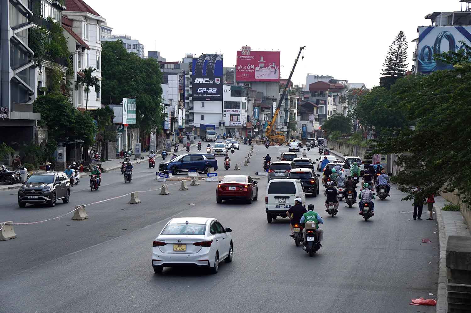 Dự án mở rộng đường Âu Cơ - Nghi Tàm (Hà Nội) vừa thông xe một phần, dài 260m, đoạn từ nút giao Xuân Diệu đến khách sạn Thắng Lợi (đường Yên Phụ), để phục vụ người dân đi lại.