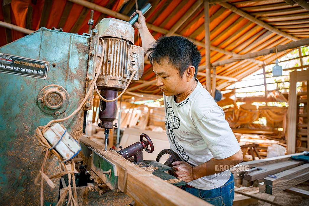Anh Nguyễn Thành Nam (SN 1988) cho biết, thu nhập bình quân của một người thợ mộc lành nghề từ 10 – 15 triệu đồng/tháng, có thể nhận mức lương cao hơn tùy vào tay nghề.
