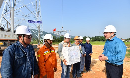 Chủ tịch Công đoàn Điện lực Việt Nam Đỗ Đức Hùng thăm hỏi, tặng quà động viên công nhân đường dây 500kV mạch 3 đoạn Quảng Trạch - Quỳnh Lưu. Ảnh Thành Vinh