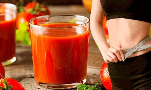 Nước ép cà chua có thể giúp giảm mỡ nội tạng. Đồ hoạ: Hạ Mây