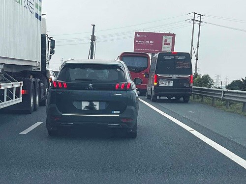 Xe ôtô bị xử lý như thế nào khi vượt trên làn dừng khẩn cấp gây tai nạn?
