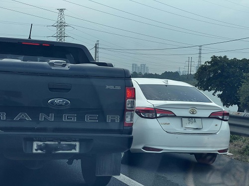 Xe nối đuôi nhau đi vào làn dưng khẩn cấp tại cao tốc Pháp Vân - Cầu Giẽ. Ảnh: Minh Hạnh