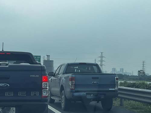 Vượt bên phải vào làn dừng khẩn cấp tiềm ẩn nguy cơ cao TNGT. Ảnh: Minh Hạnh 