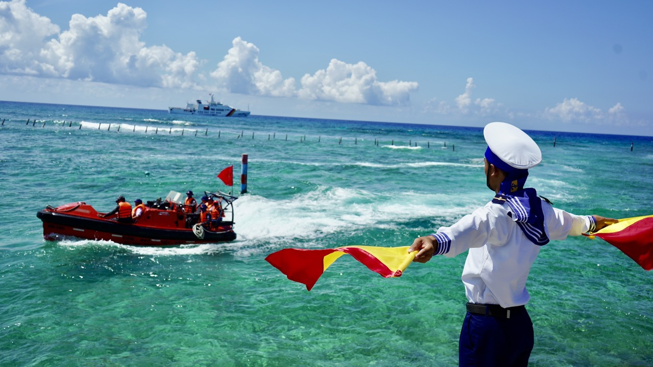 Những chiến sĩ trên con tàu ấy ở nhiều độ tuổi khác nhau nhưng bản lĩnh và ý chí của các anh thì không có sự khác biệt.  