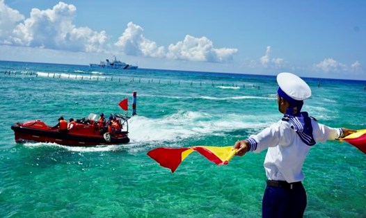 Những chiến sĩ KN 390 tàu đưa các đại biểu từ đất liền tới đảo xa thuộc quần đảo Trường Sa. Ảnh: Mai Hương
