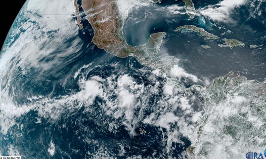 2 áp thấp nhiệt đới đang được Trung tâm Bão Quốc gia Mỹ theo dõi ở đông Thái Bình Dương. Ảnh: NOAA